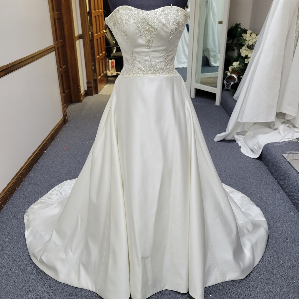 EXCLUSIVE BRIDALS WHITE WEDDING DRESS